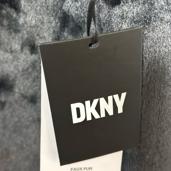 Luxurious Faux Fur Coat in Black , NEW STRAITS TIMES - Picture 4 of 5